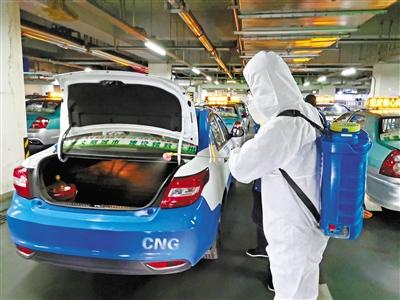 免費接送一線抗“疫”人員 蘭州奔馬雷鋒車隊，你們真棒！