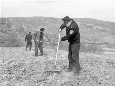 蘭州市公安局駐村工作隊協助榆中縣龍泉鄉群眾春耕備耕