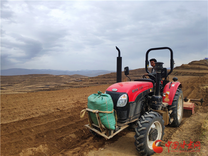【甘肅省決戰決勝脫貧攻堅】理事長發明開行機  種植藥材更攢勁