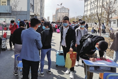 蘭州新區兩所中學960名高三學生8日返校報到 