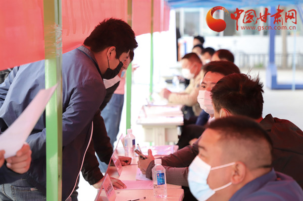 【甘肅省決戰(zhàn)決勝脫貧攻堅(jiān)】扶貧又扶志！把“就業(yè)大禮包”送到貧困戶家門口（圖）