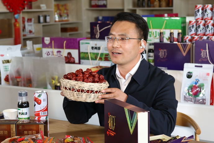 “縣長直播天團(tuán)”唱響“甘貨春之聲”，售出近30種甘貨1萬余件 開進(jìn)直播間的網(wǎng)絡(luò)扶貧博覽會，受百萬網(wǎng)友點(diǎn)贊 