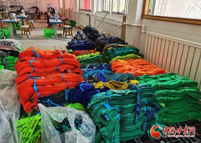 【甘肅省決戰決勝脫貧攻堅】臨夏縣：扶貧車間建到家門口 留守婦女變“上班族”（圖）