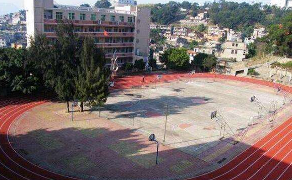 蘭州四城區初一新生7月23日去對口學校看榜