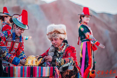 裕固族歌舞驚艷七彩丹霞熱氣球節（圖）