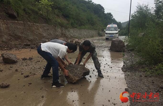 康縣長壩鎮：鏟車、120合力“逆行”救援群眾  