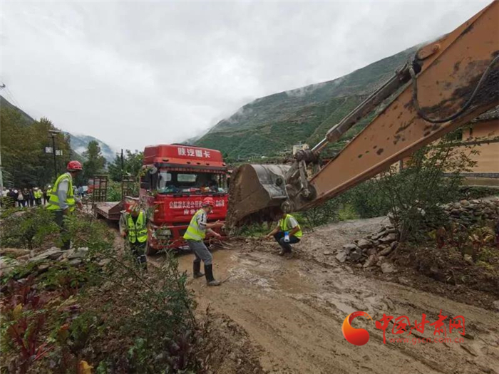 【關注甘南訊情】齊頭并進 應急搶險組全力搶通博峪至曲告納災區主干道
