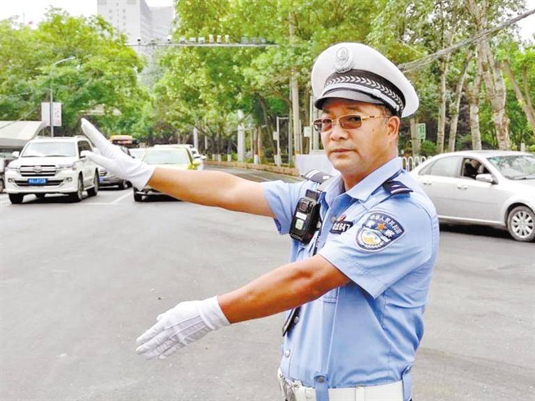 蘭州城關(guān)區(qū)交警大隊(duì)一線老交警馬驍：俯首甘為“老黃?！?>
        </a><em>蘭州城關(guān)區(qū)交警大隊(duì)一線老交警馬驍：俯首甘為“老黃?！?/em></li>
    <li><a  target=