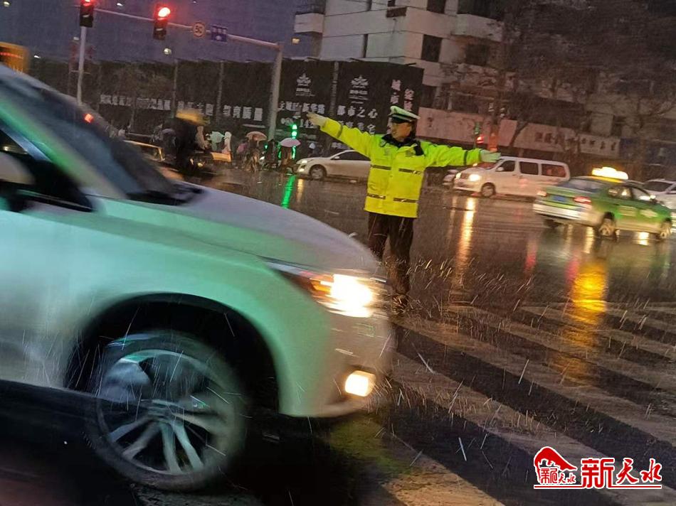 風雪襲來，天水最美“警色”在路上！