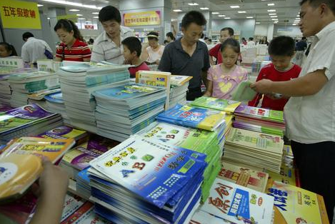 甘肅省四部門聯合印發《中小學教材教輔價格管理試行辦法》與教材配套銷售的光盤價格不得高于5元學生自愿選購