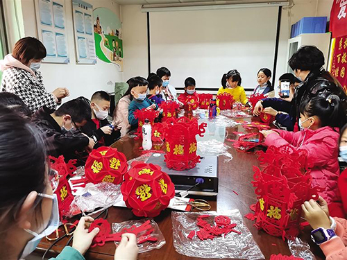 【網絡中國節·元宵】鹽場堡社區做花燈