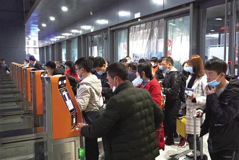 【網絡中國節·元宵】元宵節前蘭州車站客流持續回升