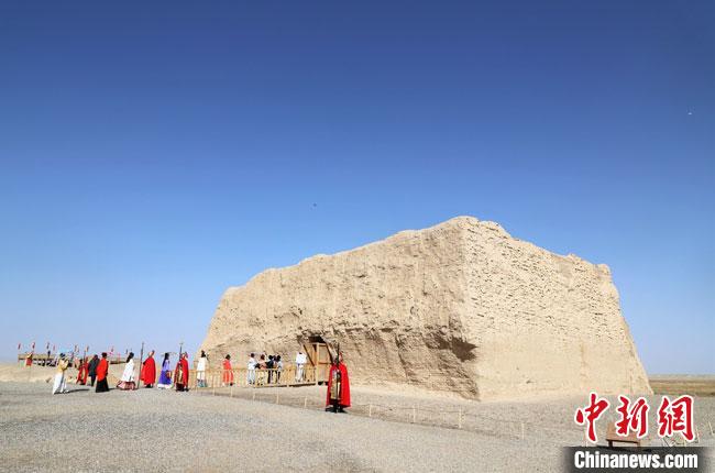 數(shù)十位身著古裝的女性通過(guò)體驗(yàn)賞漢舞、習(xí)漢禮、吟誦詩(shī)詞等中華傳統(tǒng)文化，再現(xiàn)古絲綢之路的繁華盛景。　王菁 攝