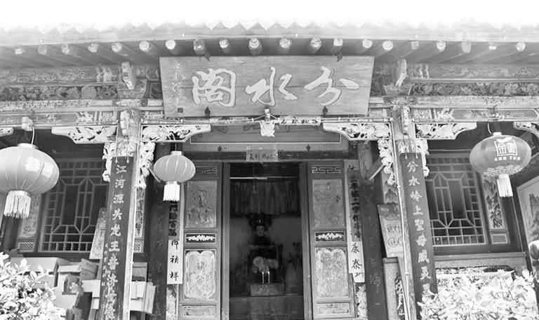 秦嶺鎮(zhèn)分水閣，一屋檐水分江河 這里可看水系奇觀，可賞連翹花海