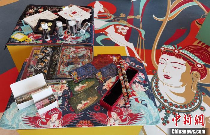 60余類敦煌主題的文創產品讓人愛不釋手。　丁思 攝