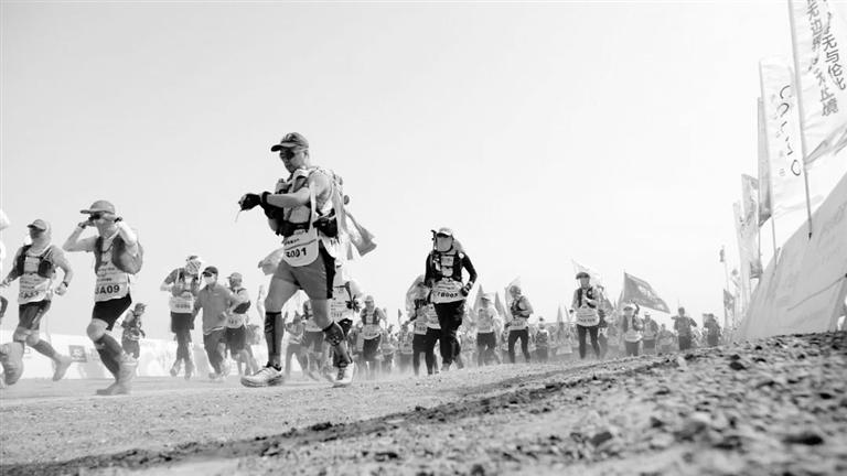 徒步穿越121公里戈壁 4922名商學院精英瓜州挑戰“玄奘之路”