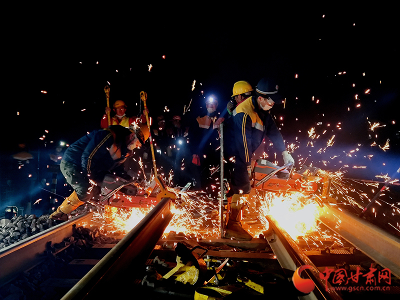 一場漂亮的“換軌仗”——蘭新線鐵路集中修現場見聞