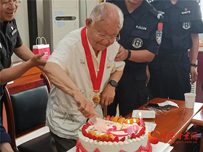 蘭州：8旬老人“光榮在黨50年” 用親身經歷述初心故事 