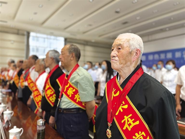 蘭州七里河區頒發“光榮在黨50年”紀念章
