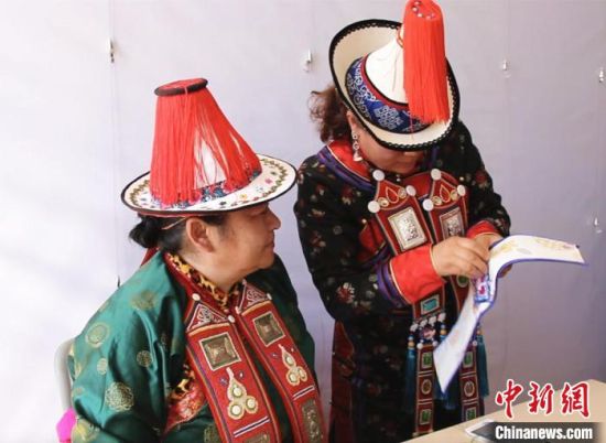 圖為用活態傳習的模式促進裕固族非物質文化遺產的保護傳承。 史靜靜 攝 圖為用活態傳習的模式促進裕固族非物質文化遺產的保護傳承。 史靜靜 攝