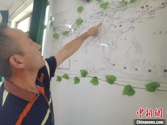 圖為甘肅省社會(huì)科學(xué)院絲綢之路研究所所長(zhǎng)侯宗輝指出《絲綢之路古文明》課題組考察線路。　閆姣 攝