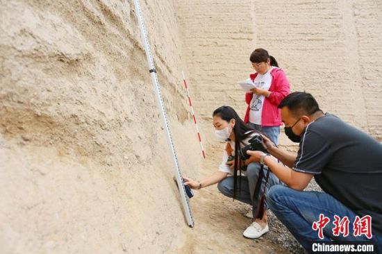 科技保護讓長城價值的真實性和完整性得到有效延續(xù)和傳承。圖為文物工作者正在測量關(guān)城的相關(guān)數(shù)據(jù)。　高展 攝