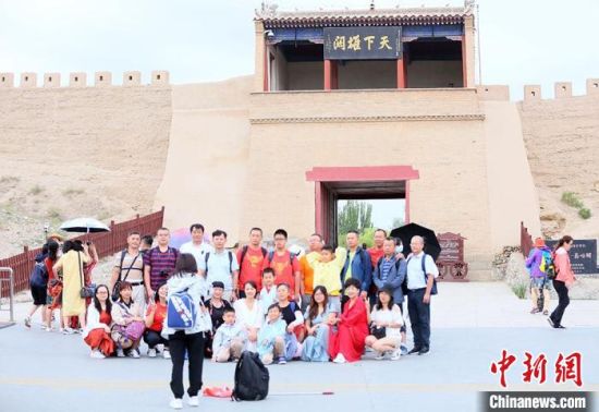 歷經(jīng)數(shù)十載保護修繕的古老關(guān)城得以延年益壽，成為了海內(nèi)外游客“絲路游”的必經(jīng)打卡地。　高展 攝