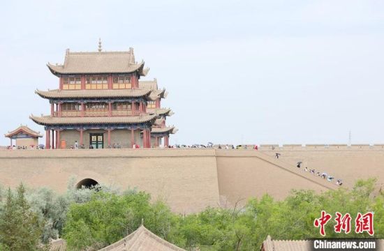 歷經數十載保護修繕的古老關城得以延年益壽,成為了海內外游客“絲路游”的必經打卡地。 高展 攝 歷經數十載保護修繕的古老關城得以延年益壽,成為了海內外游客“絲路游”的必經打卡地。 高展 攝