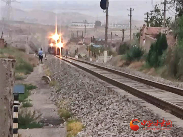 驚險(xiǎn)！火車來臨小男孩鐵路上玩耍 蘭鐵民警飛奔將其救下