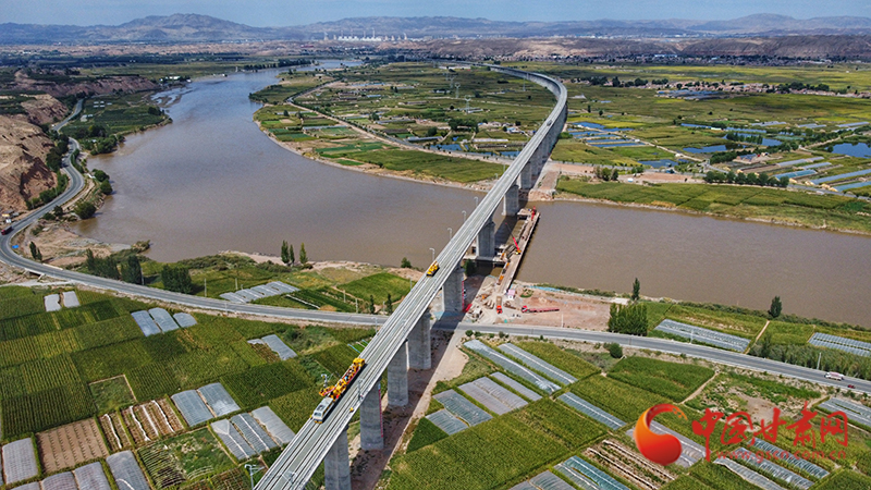 【隴拍客】直擊現場！看中蘭鐵路首條接觸網導線如何架設