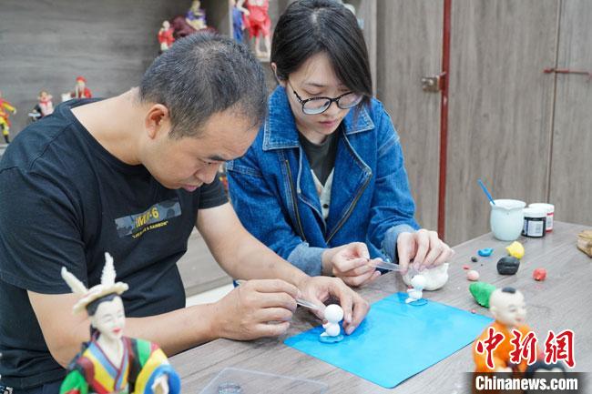 <a target='_blank' data-cke-saved- >中新社</a>記者(右)現(xiàn)場(chǎng)體驗(yàn)面塑制作過程。 陳爭(zhēng)強(qiáng) 攝 <a target='_blank' data-cke-saved- >中新社</a>記者(右)現(xiàn)場(chǎng)體驗(yàn)面塑制作過程。 陳爭(zhēng)強(qiáng) 攝