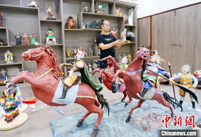 安秋平是成州面塑第五代傳承人,也是當(dāng)?shù)匚ㄒ粓?jiān)守面塑制作的人。 高展 攝 安秋平是成州面塑第五代傳承人,也是當(dāng)?shù)匚ㄒ粓?jiān)守面塑制作的人。 高展 攝