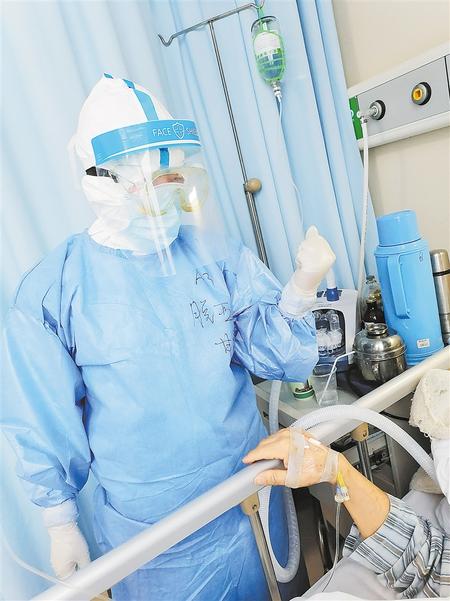 白衣天使 逆風(fēng)綻放——記第48屆南丁格爾獎(jiǎng)獲得者、慶陽市人民醫(yī)院重癥監(jiān)護(hù)室護(hù)士長脫亞莉