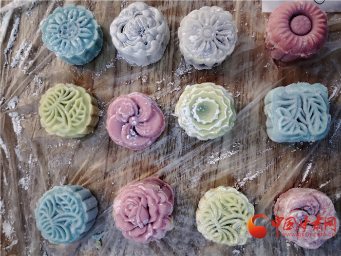 【網絡中國節·中秋】蘭州：社區居民自己動手制作冰皮月餅 其樂融融過中秋