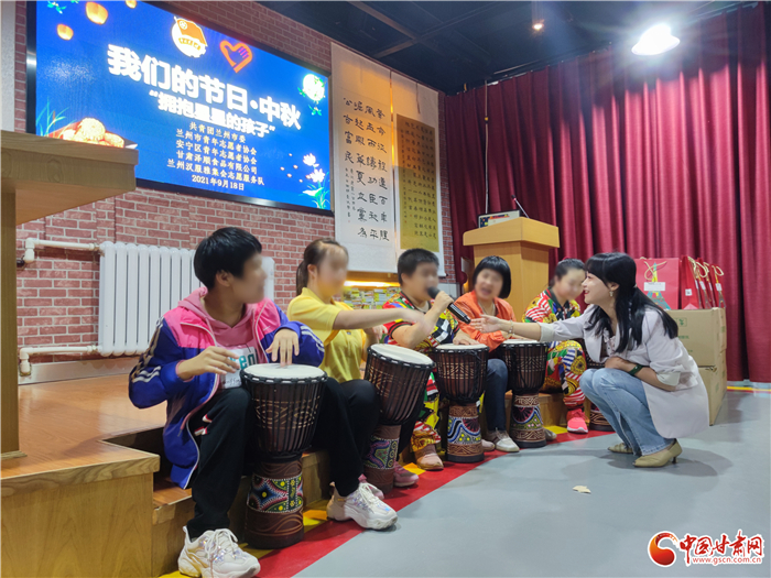 【網絡中國節·中秋】共青團蘭州市委等部門給特殊兒童送祝福