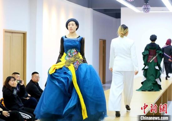 東鄉繡娘在T臺走秀。 高展 攝 東鄉繡娘在T臺走秀。 高展 攝