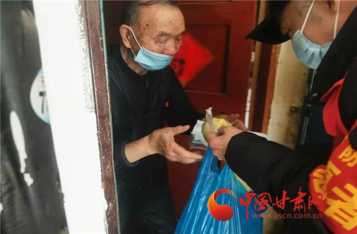 【甘快看·疫情防控甘肅在行動】蘭州張家園社區：老人獨居在家 社區幫忙送飯菜