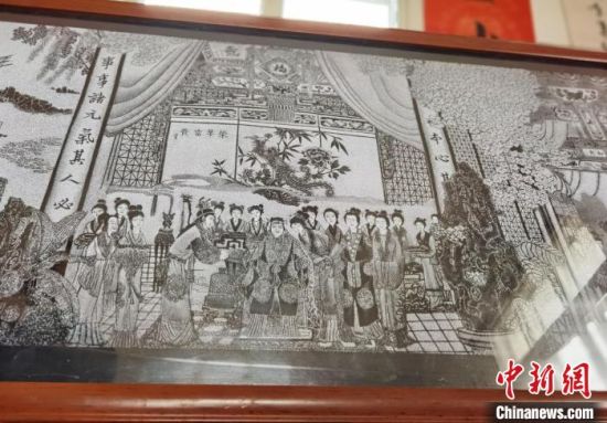 圖為陶世清的影雕作品。 楊娜 攝 圖為陶世清的影雕作品。 楊娜 攝