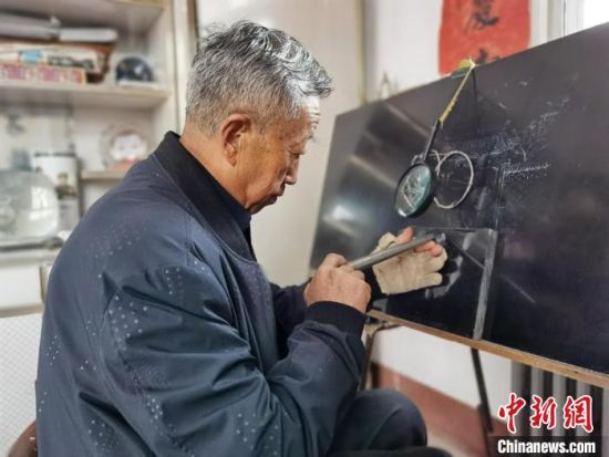 圖為陶世清在創作中。 楊娜 攝 圖為陶世清在創作中。 楊娜 攝