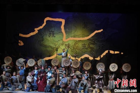 作為隴劇“梅花”,雷通霞在《大禹治水》中甘當“綠葉”,該劇推出后,反響十分熱烈。(資料圖) 楊艷敏 攝 作為隴劇“梅花”,雷通霞在《大禹治水》中甘當“綠葉”,該劇推出后,反響十分熱烈。(資料圖) 楊艷敏 攝