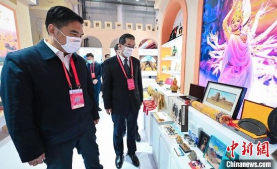 圖為甘肅省副省長(zhǎng)孫雪濤(左)與甘肅省文化和旅游廳廳長(zhǎng)陳衛(wèi)中(右)一同參觀“甘肅館”。 甘肅省文化和旅游廳供圖 圖為甘肅省副省長(zhǎng)孫雪濤(左)與甘肅省文化和旅游廳廳長(zhǎng)陳衛(wèi)中(右)一同參觀“甘肅館”。 甘肅省文化和旅游廳供圖