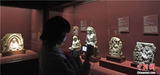 2018年8月,《平山郁夫的絲路世界——平山郁夫絲綢之路美術館文物展》在甘肅敦煌莫高窟開展。中新社記者 楊艷敏 攝 2018年8月,《平山郁夫的絲路世界——平山郁夫絲綢之路美術館文物展》在甘肅敦煌莫高窟開展。中新社記者 楊艷敏 攝