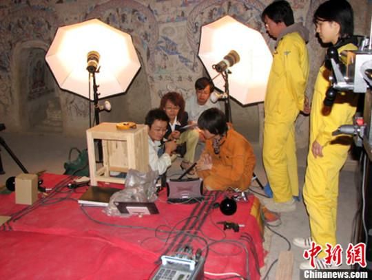 敦煌研究院與日本東京文化財研究所合作進行第285窟多光譜無損調查工作現場。中新社發 婁婕 供圖 敦煌研究院與日本東京文化財研究所合作進行第285窟多光譜無損調查工作現場。中新社發 婁婕 供圖