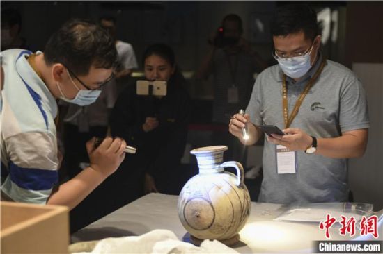 2020年6月,在長沙博物館舉行“從地中海到中國:絲路寶藏——平山郁夫絲綢之路美術館藏文物展”前,專家開箱鑒定文物。中新社記者 楊華峰 攝 2020年6月,在長沙博物館舉行“從地中海到中國:絲路寶藏——平山郁夫絲綢之路美術館藏文物展”前,專家開箱鑒定文物。中新社記者 楊華峰 攝