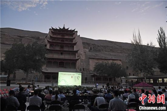 2018年8月,在敦煌莫高窟標志性建筑“九層樓”前,《回顧平山郁夫先生的貢獻》座談會舉行。來自中日兩國的專家、學者共同懷念這位情系敦煌數十載的繪畫巨匠、中日友好的文化使者、世界文化遺產的守護者。中新社記者 楊艷敏 攝 2018年8月,在敦煌莫高窟標志性建筑“九層樓”前,《回顧平山郁夫先生的貢獻》座談會舉行。來自中日兩國的專家、學者共同懷念這位情系敦煌數十載的繪畫巨匠、中日友好的文化使者、世界文化遺產的守護者。中新社記者 楊艷敏 攝