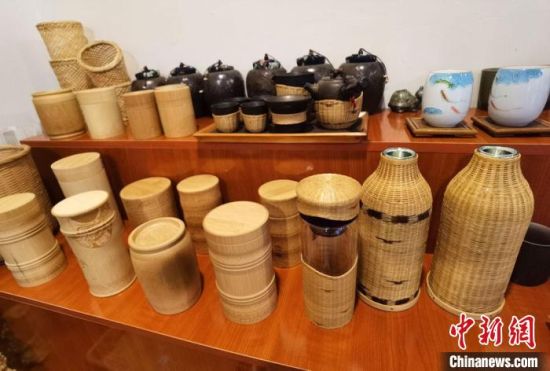 圖為展陳的一件件精致可愛的竹編農具工藝品。 馮志軍 攝 圖為展陳的一件件精致可愛的竹編農具工藝品。 馮志軍 攝