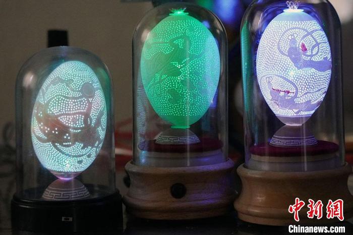 圖為以敦煌飛天為元素的蛋雕作品。　九美丹增 攝