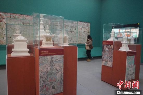 圖為觀眾欣賞數字復制壁畫?！【琶赖┰?攝