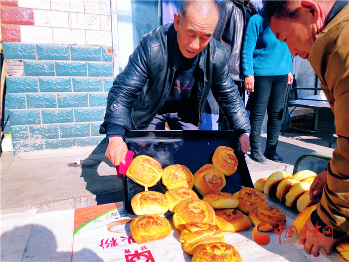 【新春走基層·小康路上看老鄉】武威古浪：烤出飄香油酥饃 開開心心過大年