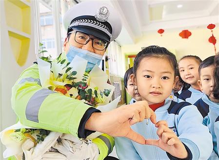 蘭州：交警走進幼兒園 帶著萌娃學交規